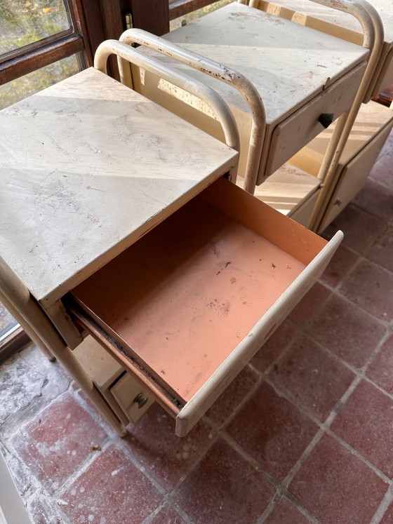 Lot de 3 tables de nuit d'hôpital, métal crème, Bois, Vintage (photo 5 sur 5)