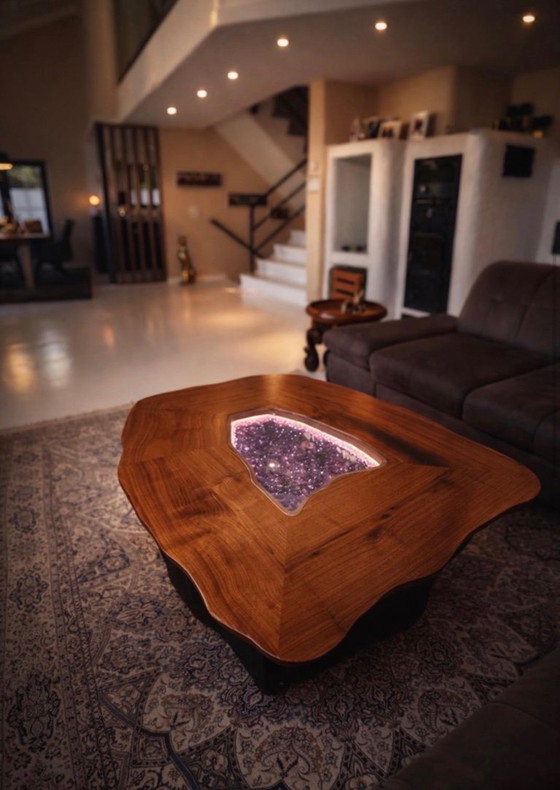 Mesa de centro de diseño artesanal de nogal macizo con geoda de amatista de 110 kg – Pieza única (photo 2 of 5)