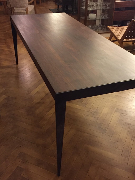 Mesa de diseño bohemio único, hecha a mano, de nogal y acero quemado.