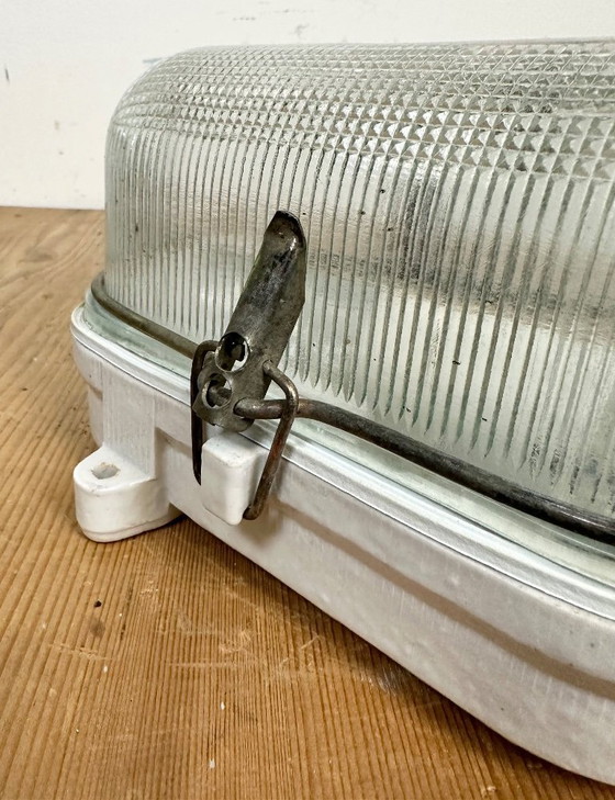 Image 1 of Applique murale industrielle en porcelaine blanche avec verre côtelé, années 1970