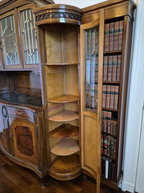 Monumentaler Schrank/Buffet im Jugendstil mit Bücherregalen (Nussbaum & Marmor) – Buffetschränke, Glass (photo 15 of 16)