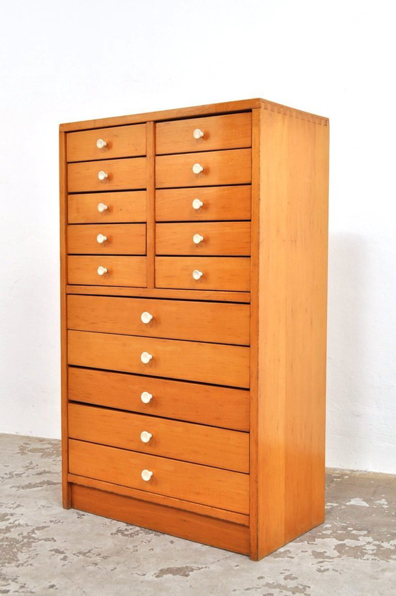 Image 1 of Armario escolar antiguo de madera de haya de la década de 1950.