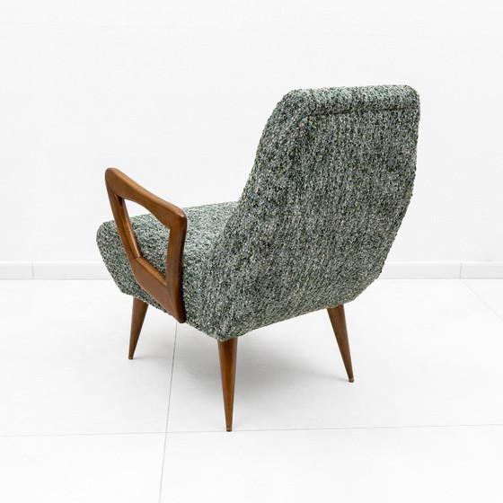 Image 1 of Een paar Italiaanse fauteuils in mid-century modern stijl met sculpturale houten armleuningen.