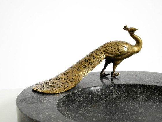 Image 1 of Wunderschönes, großes Tablett aus schwarzem Granit mit einem Pfau aus Messing, um 1920