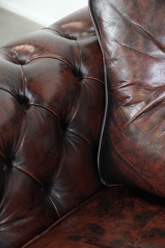 Image 1 of Poltrona Chesterfield in stile inglese in pelle di vacchetta rossa fiammata, in buone condizioni.