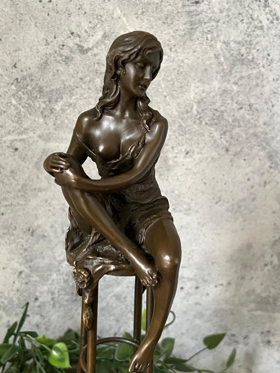 Image 1 of Donna in bronzo su sedia