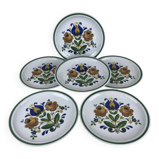 Dekorierte flache Teller