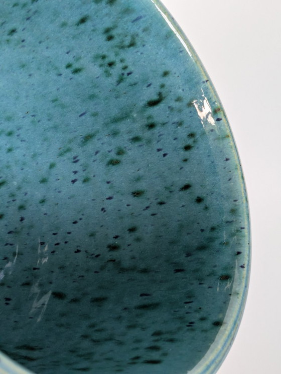 Vintage Studio Pottery plantenpot met gespikkelde turquoise en antracietkleurige glazuur, gesigneerd door de (photo 9 of 15)