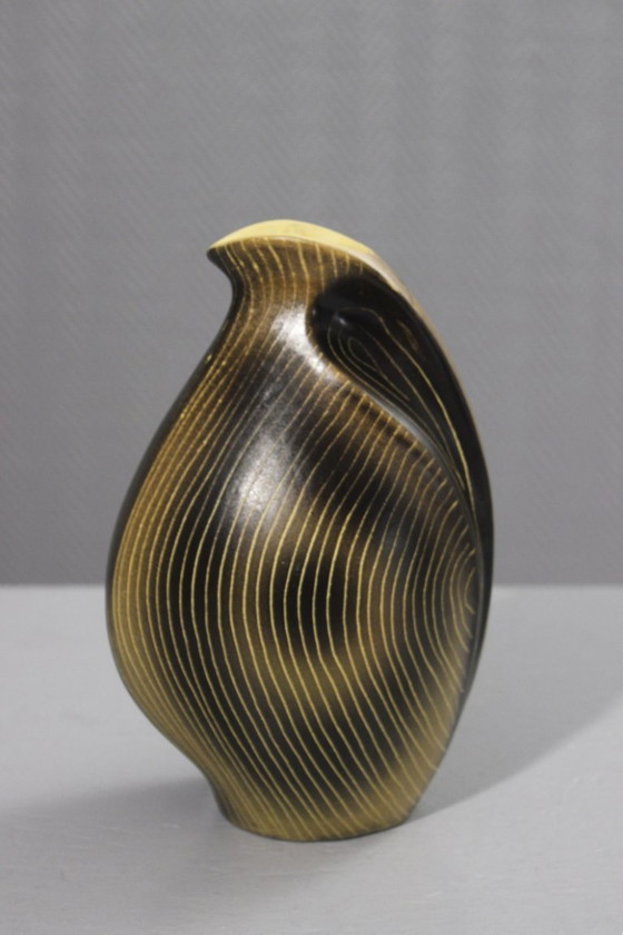 Image 1 of Saint Clément, Francia - Jarra de cerámica, circa 1950, forma irregular, estriada en amarillo y negro.