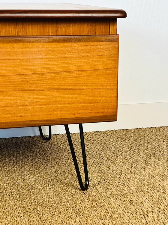 Image 1 of Aparador bajo escandinavo de teca con patas de horquilla, 1960.