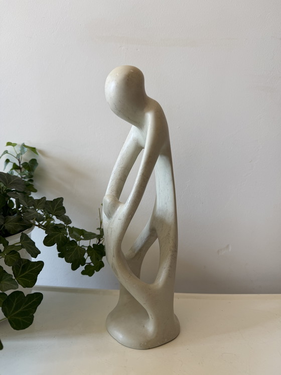 Image 1 of Sculpture en stéatite représentant un parent et un enfant