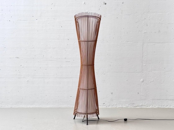 Image 1 of Franse vloerlamp van lichtgekleurd rotan en bamboe, jaren 60/70.