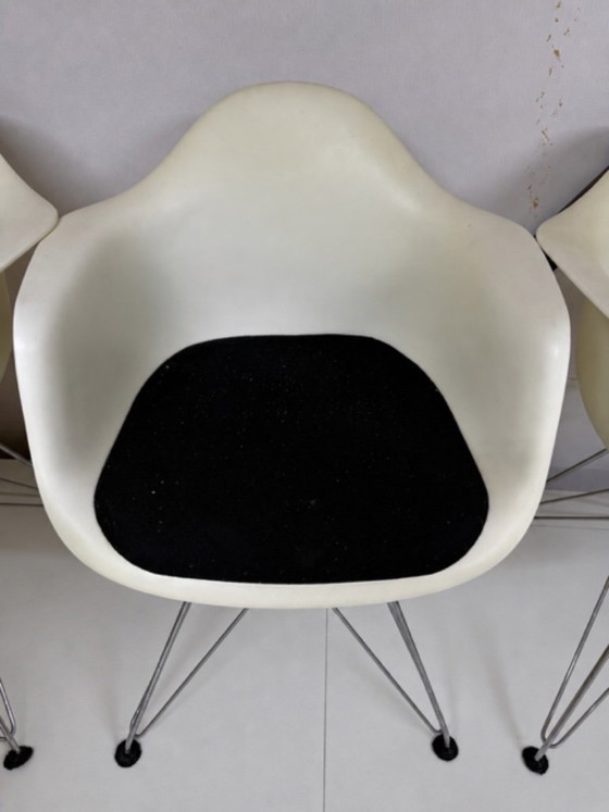 6x Vitra Eames Stühle – Esszimmerstühle, rvs, Plastic (photo 5 of 9)