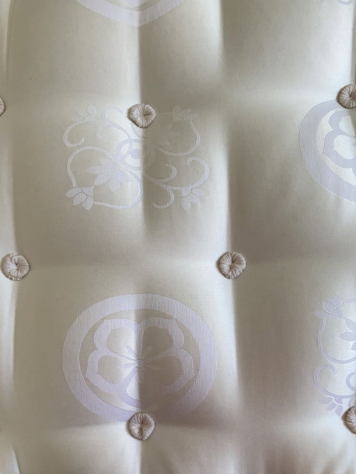 Letto a molle di lusso 200×200 + materasso – Come nuovo