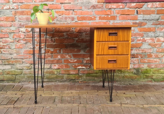 Image 1 of Bureau design vintage. Années 1960. Pieds en épingle à cheveux.