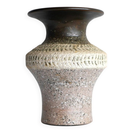 Brutalist ceramic vase in Scandinavian modernist style from the mid-century by Thomas Hellström for Nittsjö, Sweden.