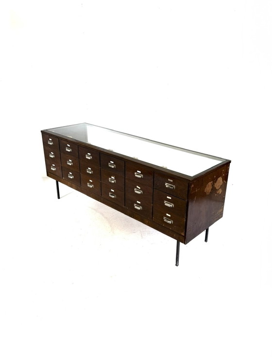 Image 1 of Vintage eikenhouten winkelvitrine/toonbank, Duitsland ‘50