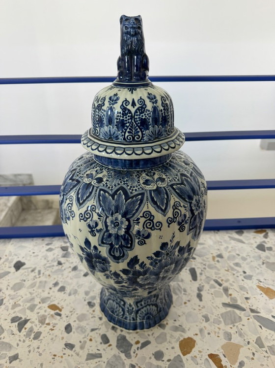 Gran jarrón con tapa, pintado a mano en azul de Delft, procedente de Plateelbakkerij RAM en Arnhem. (photo 4 of 7)