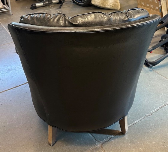 Image 1 of Poltrona vintage in pelle nera trapuntata con pouf