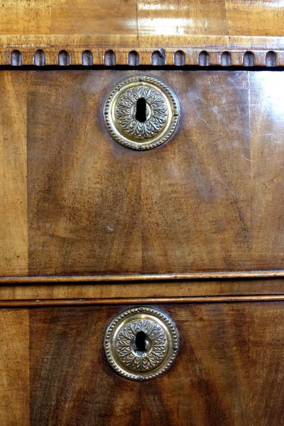 Image 1 of Elégant cabinet en acajou à décor floral vers 1780.