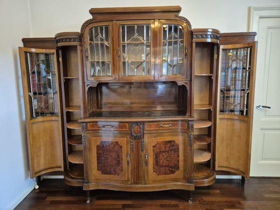 Monumentaler Schrank/Buffet im Jugendstil mit Bücherregalen (Nussbaum & Marmor) – Buffetschränke, Glass (photo 13 of 16)