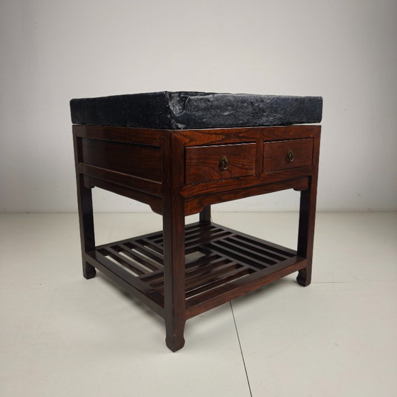 Rare brique d'or impériale chinoise (Jīn Zhuān) sur une table d'exposition en bois réalisée sur mesure. (photo 13 of 16)