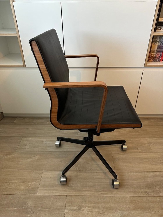Bulo Vincent Van Duysen black office chair with wooden armrests, Bulo - design by Vincent Van Duysen (photo 11 of 11)