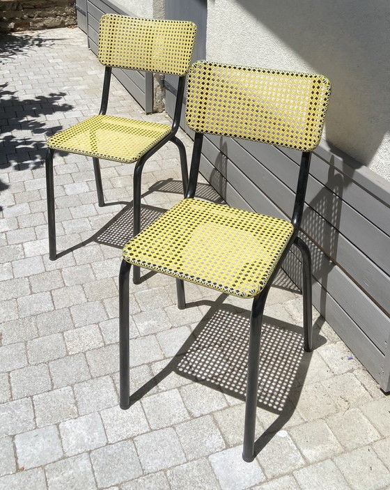 Image 1 of Een paar Art Prog-stoelen – Geel geweven plastic en zwart staal – Frankrijk, jaren 1950