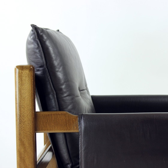 Image 1 of Bruine leren en walnoten lounge stoelen van TON, Tsjecho-Slowakije, set van 2