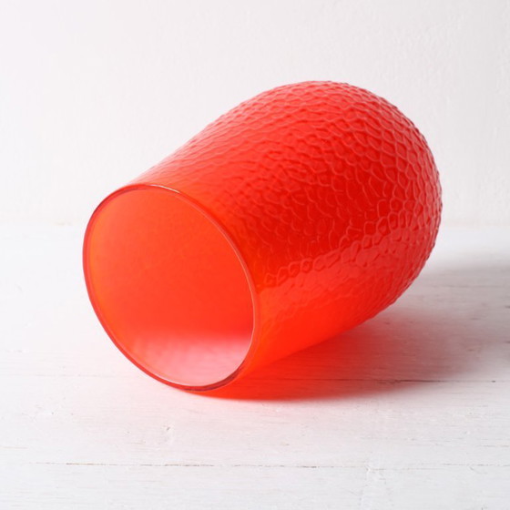 Image 1 of Vaso Mid-Century moderno rosso martellato: vetro svedese Elme Glasbruk, anni '60