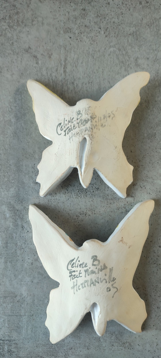 Image 1 of Ein Paar signierte Keramikschmetterlinge.