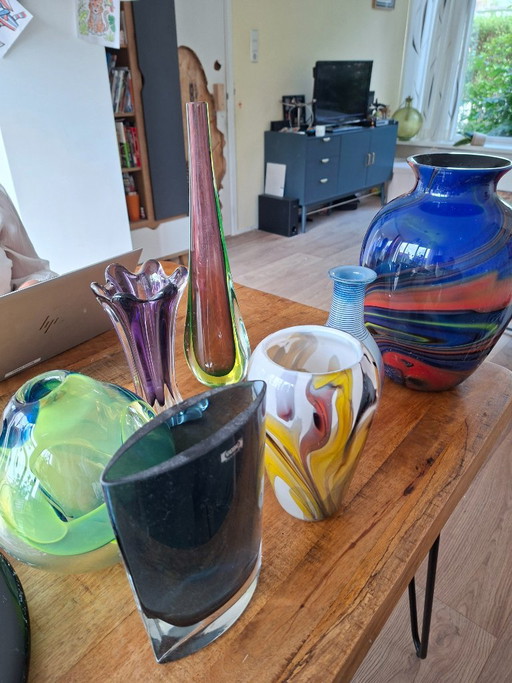 Collezione di 7 vasi, inclusi sottopiattini, di Missioni, Royal Leerdam e Kosta Boda, tra gli altri. – glaskunst, Glass