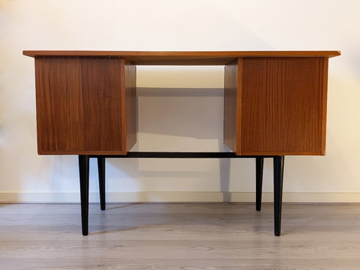 Vintage teak bureau jaren ’60 – zwart gelakte poten, 3 lades & afsluitbare kast – 120 cm