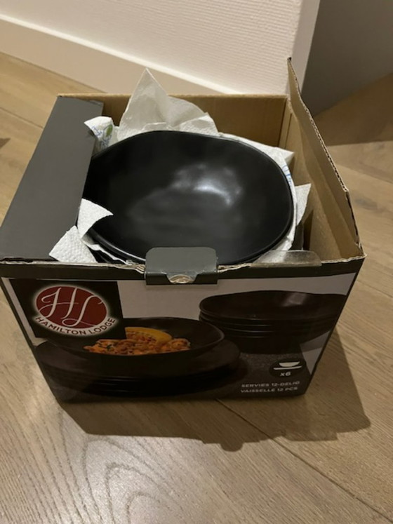 Image 1 of Schwarzes Hamilton Lodge Geschirrset, 2 x 18-teilig / 2 x 12-teilig