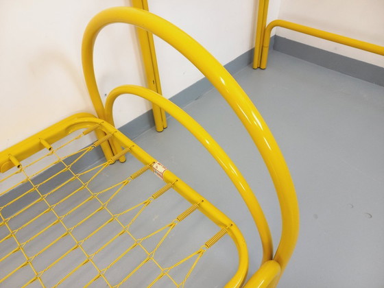 Image 1 of Twee vintage Italiaanse Maretto Marflex stapelbedden van geel metaal uit de jaren 80.