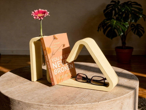 Présentoir à livres imprimé en 3D avec porte-lunettes et vase pour tubes à essai – PLA jaune coquille d'œuf