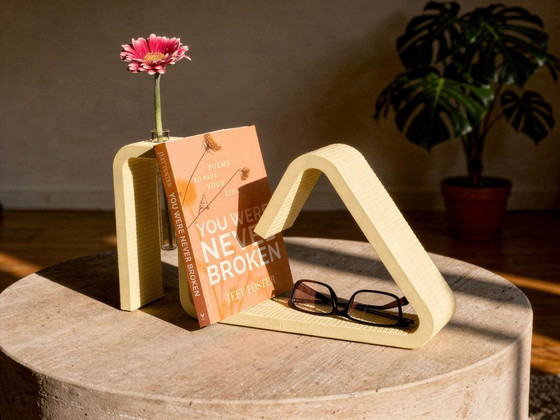 Image 1 of Présentoir à livres imprimé en 3D avec porte-lunettes et vase pour tubes à essai – PLA jaune coquille d'œuf