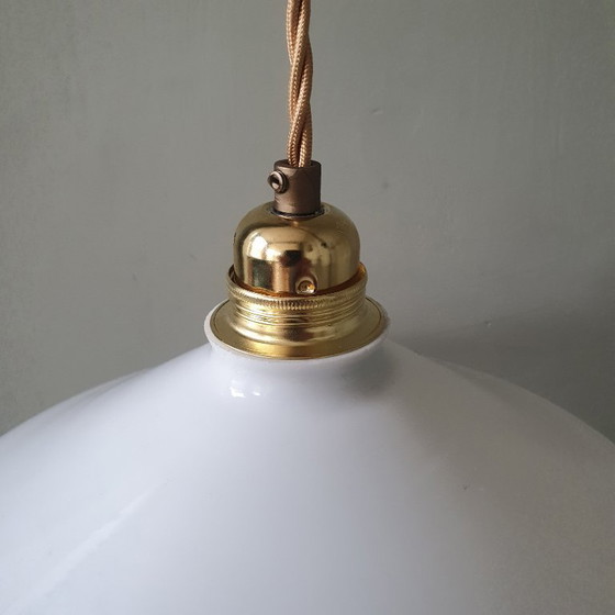 Image 1 of Lampada a sospensione vintage in vetro opalino, stile da banchiere o da calzolaio.