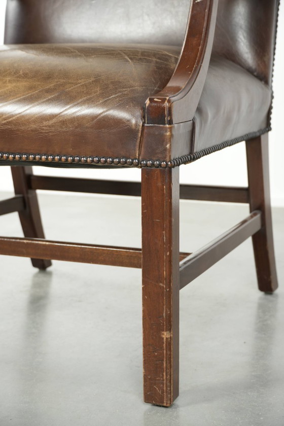 Image 1 of Luxe houten en rundleren Engelse Gainsborough bijzet/ bureaustoel met een prachtige uitstraling