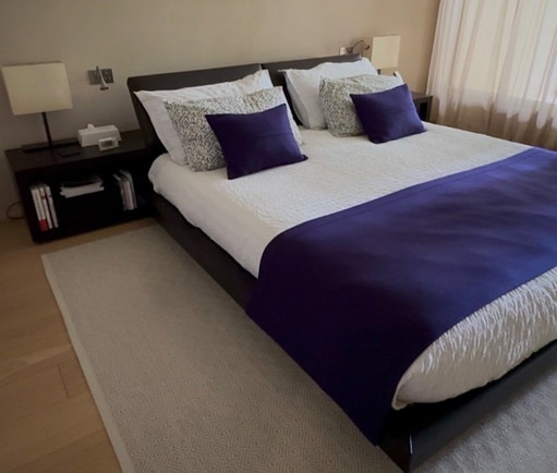 Cama de diseño POLIFORM con mesitas de noche integradas.