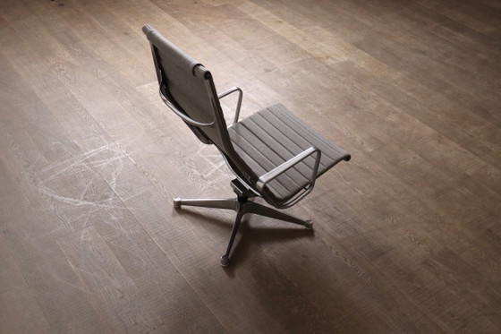 Early edition Eames EA124 Aluminium Group Lounge Chair by Herman Miller, 1970s – Swivel chairs, Vintage (photo 2 of 16)