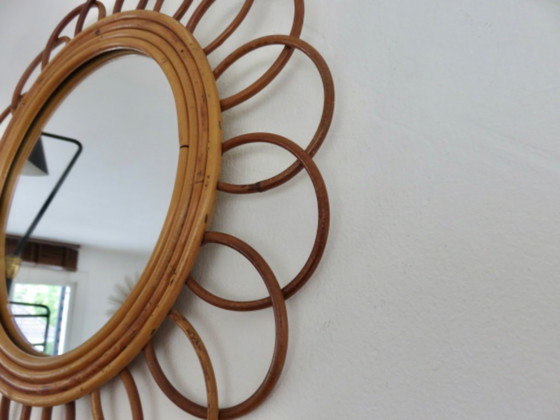 Image 1 of Autentico specchio "a fiore" in rattan e bambù risalente agli anni '60 e '70.