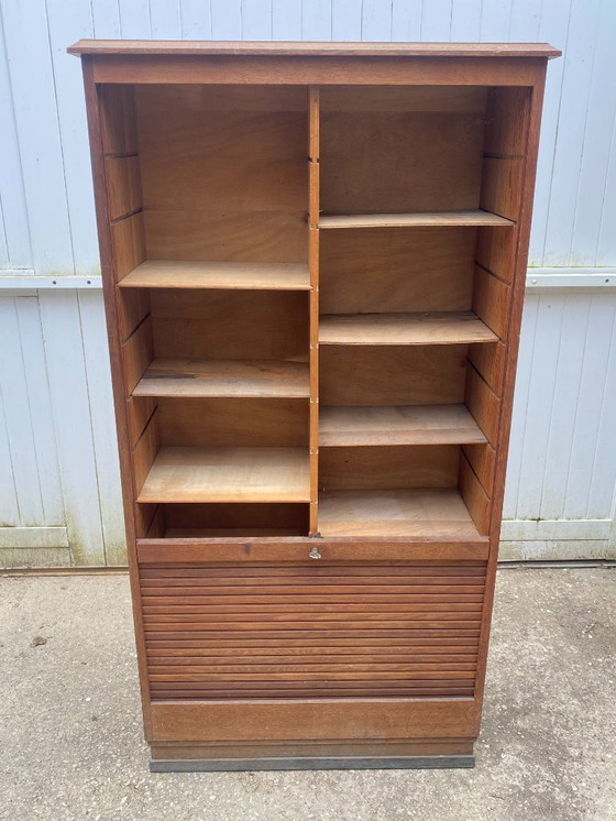 Image 1 of Archiefkast/kantoorkast met roldeksel uit de jaren 1950, gemaakt van eikenhout en fineer.