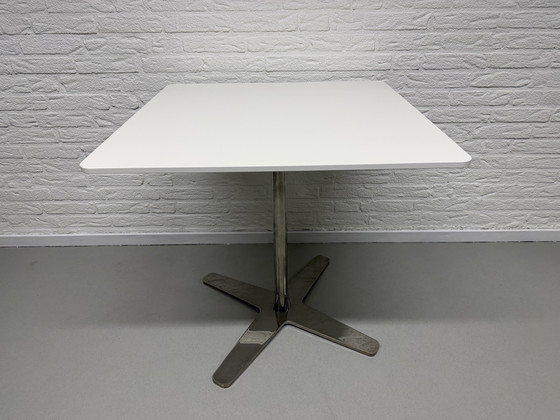 Image 1 of Bürotisch mit verchromtem Kreuzfuß – 75 x 75 x 71 cm