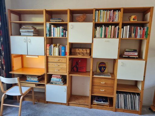 Lundiakkast – wandkast, Wood