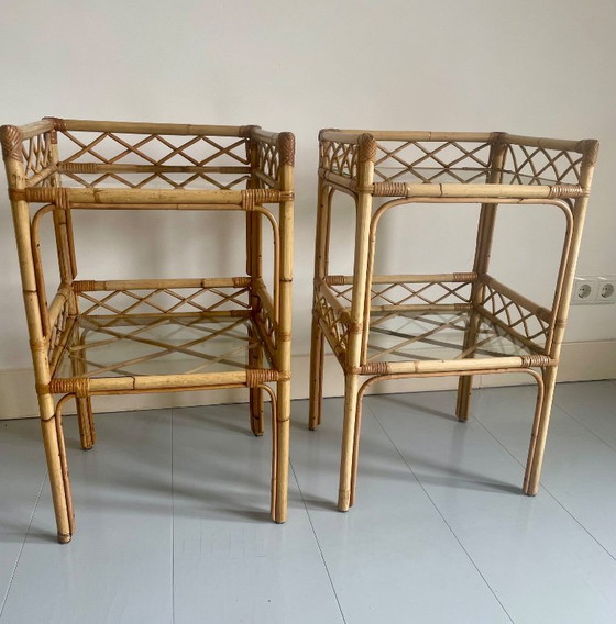 Image 1 of Ensemble de chambre à coucher vintage en rotin – Tête de lit et deux tables de chevet – Années 1970
