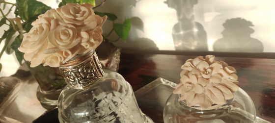 Image 1 of Set 2 Bottiglie da Bagno Vintage - Vetro Inciso e Tappi Floreali - Shabby Chic