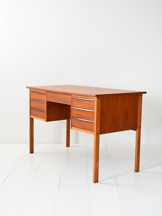 Image 1 of Bureau scandinave vintage en teck avec 7 tiroirs