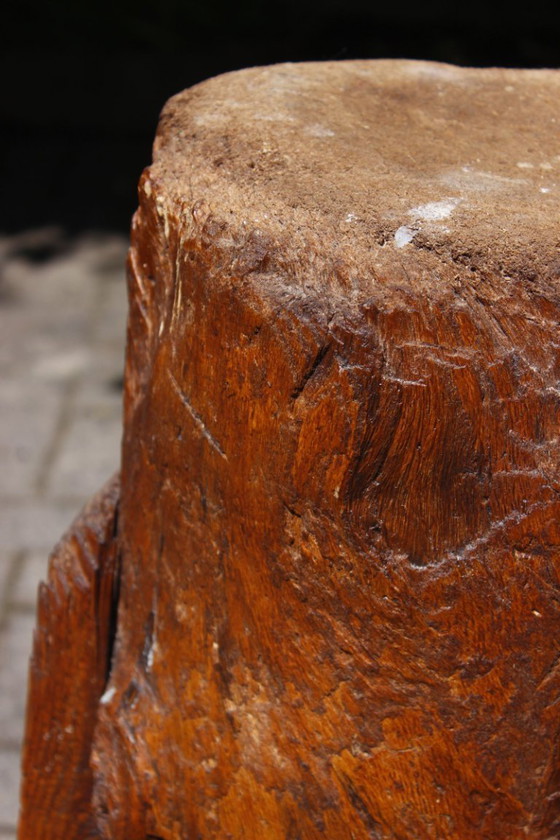 Image 1 of Dreibeiniger Ausstechblock Antiker Brutalismus aus Holz, 1890er Jahre