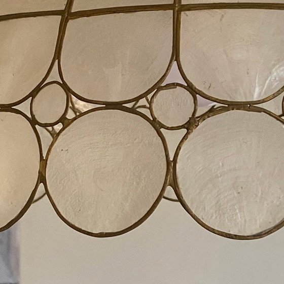 Image 1 of Vintage hanglamp uit de jaren 50 met kap van parelmoer.